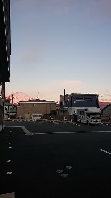 朝焼けの富士山とキャンピングカー